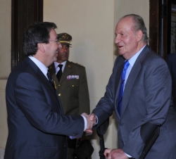 Su Majestad el Rey recibe el saludo del rector magnífico de la Universidad de Alcalá, Fernando Galván